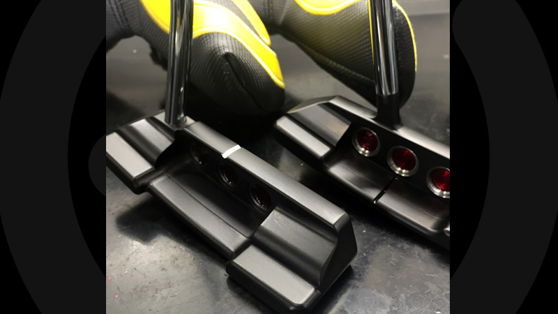 Select Newport 2 Notchback flanked by a Select Newport 2.6 Circle T putter.