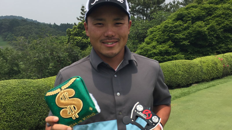 Tomohiro Umeyama putting his Cash is King headcover and Futura T6M to work.