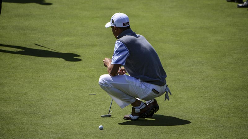 Justin Thomas reading the green