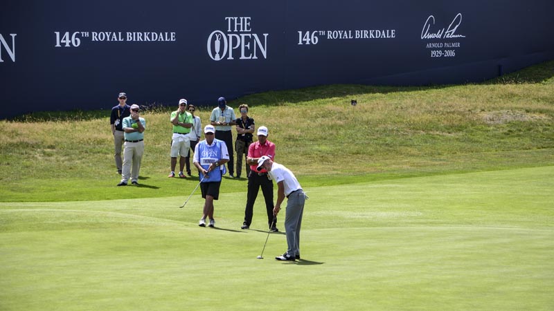Justin Thomas working those undulated greens