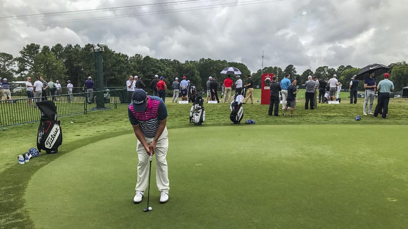 Jason Dufner with a Futura T5MBS prototype.