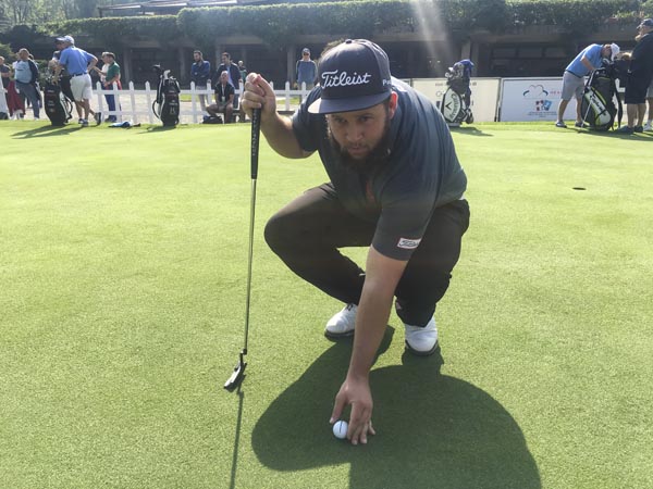 Beef lines one up on the practice green at the Open D'Italia.