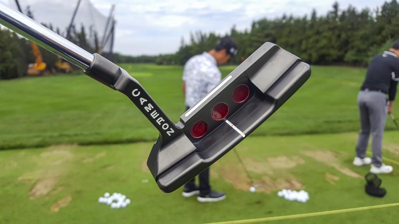 Kevin Na's Newport 2 Tour putter with a vertical sight line.
