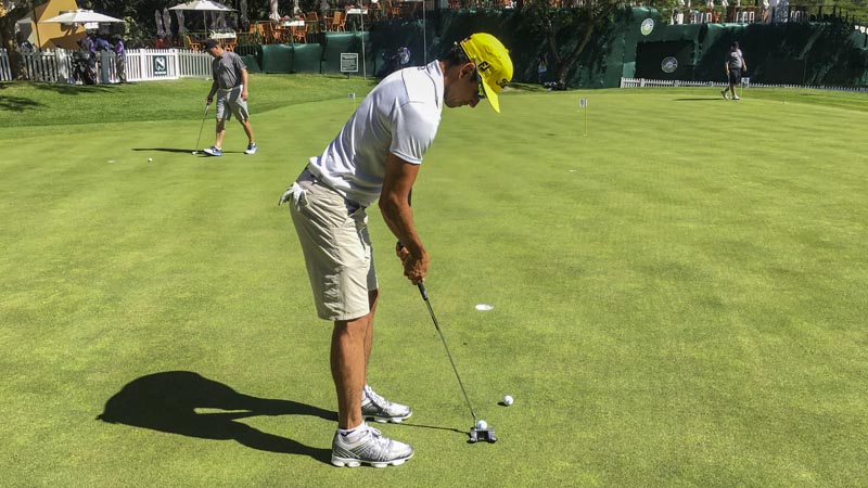 Rafa Cabrera Bello on the practice green with a Futura 6M with a welded prototype neck