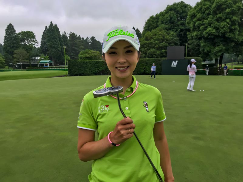 Erika Kikuchi with her GOLO 6 Tour putter.