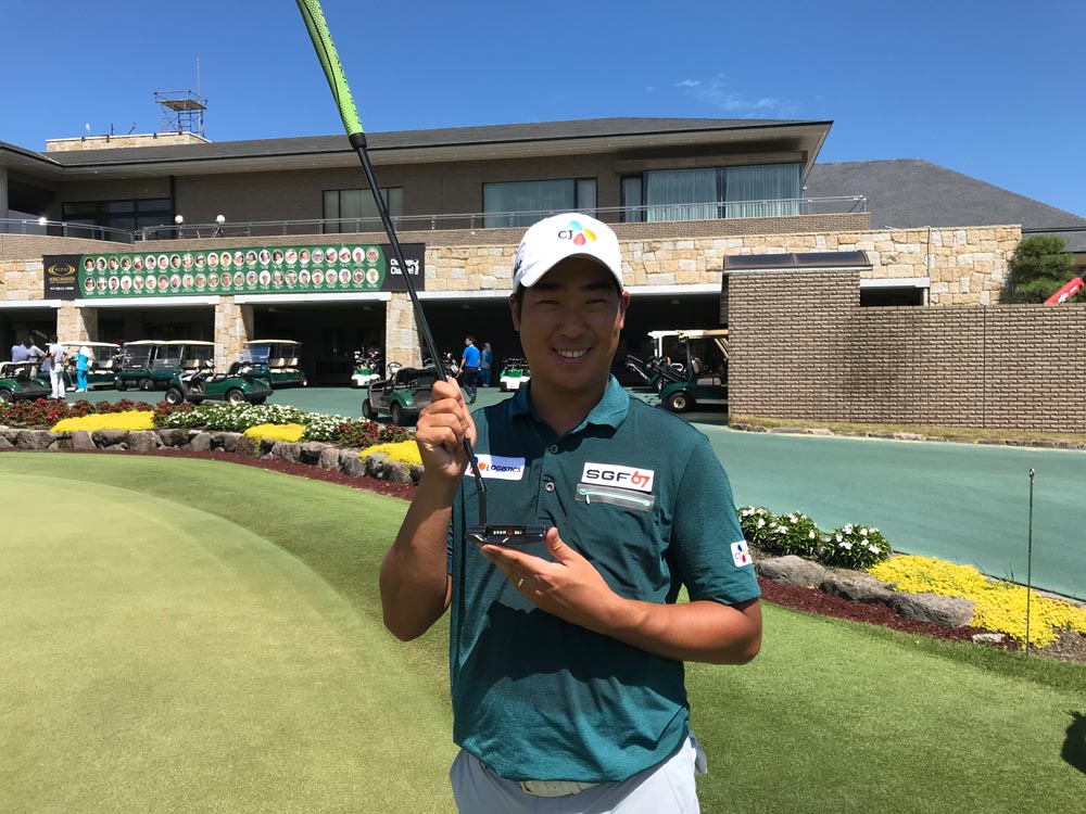 D.H. Lee with a 009M in Tour Black.