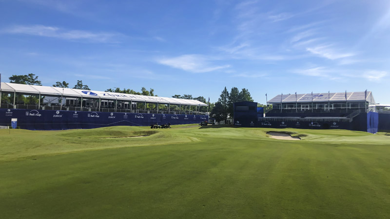 The 18th green before the gallery fills in.