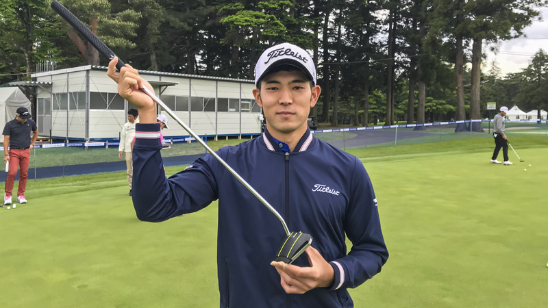 Keita Nakajima on the practice green with his Phantom X T8 with a Black Baby T grip.