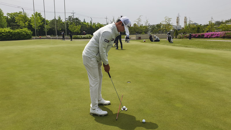 Defending champ Jaewoong Eom with his Futura T5W.
