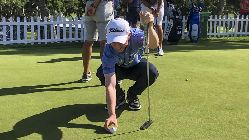 Titlesit Brand Ambassador Gavin Moynihan lining up a putt on the practice green.