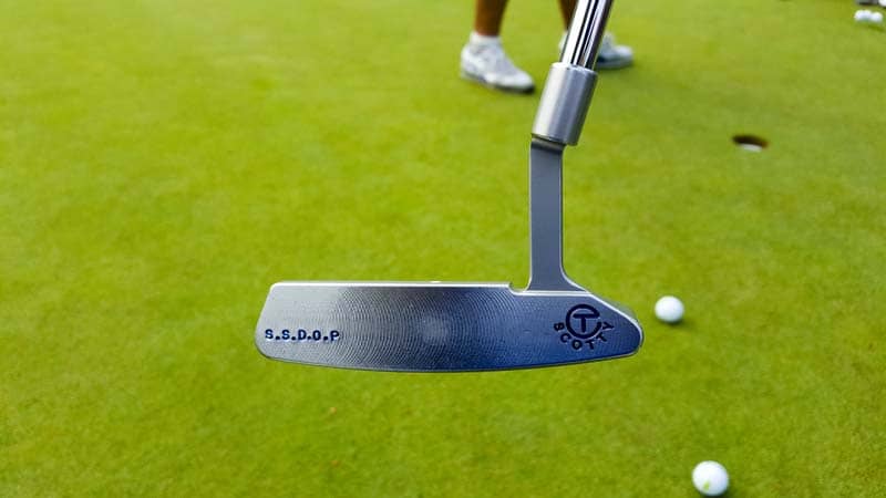 This player had Scotty stamp letters that remind him that he's trying to one-putt every time.