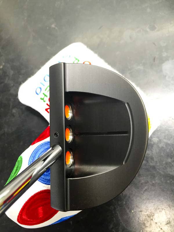 Sight dot, straight shaft, two shafts back from center.