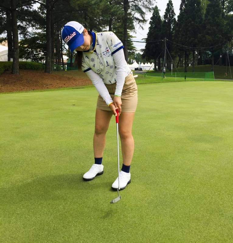 Erika on the practice green at the Suntory Ladies Open.
