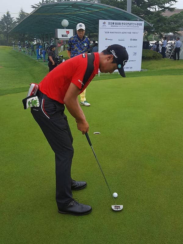 Titleist Brand Ambassador DM Lee working with his Select Fastback straight shaft prototype.