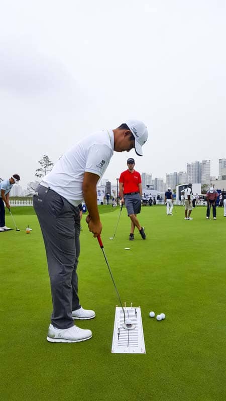 An putting with a GOLO 5R.
