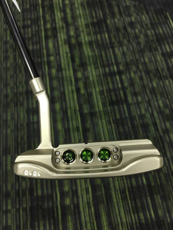 The emerald green translucent paintfill brilliantly sets off the entire putter.